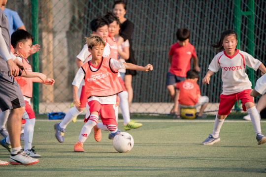 도요타 그래스루츠 프로젝트에 참가한 어린이들이 축구 경기를 하고 있다. <한국토요타자동차 제공>